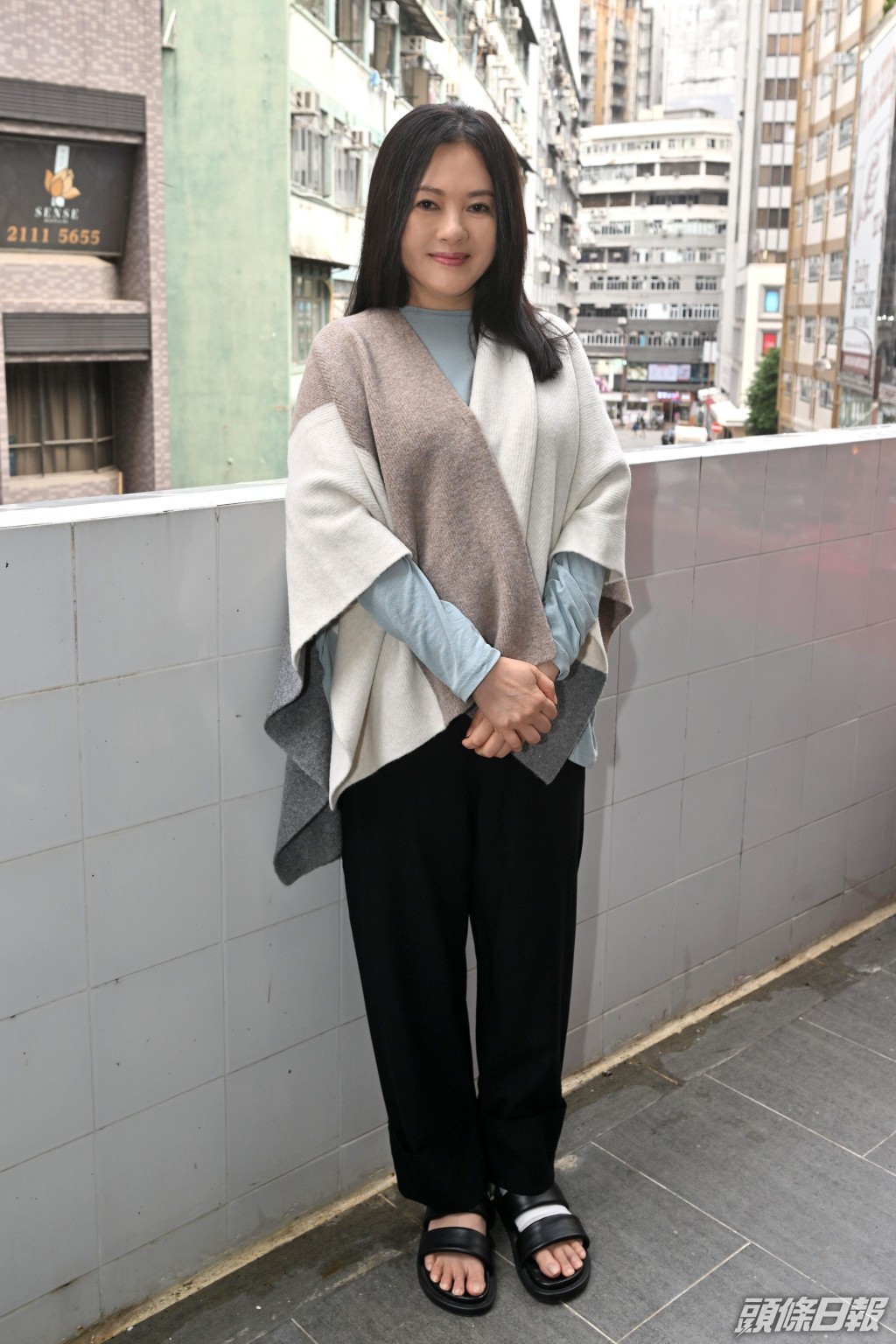 珍妹不慎在家跌傷了，左腳紮著紗布，更需以枴杖代步。